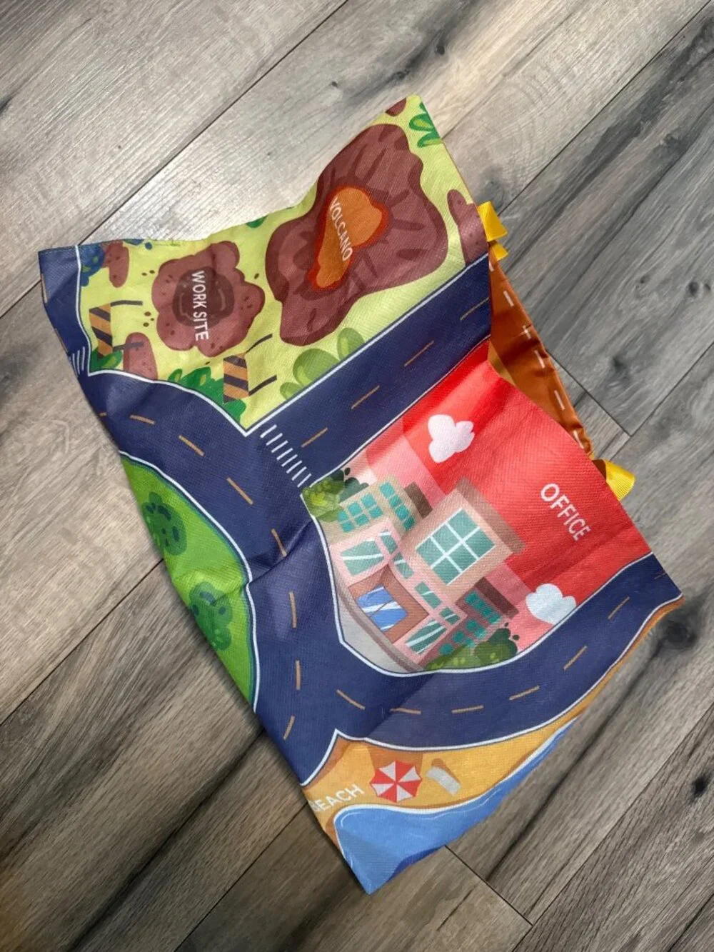 Haktoy Foldable City-Themed Play Mat With 6 Cartoon Toy Vehicles For Kids